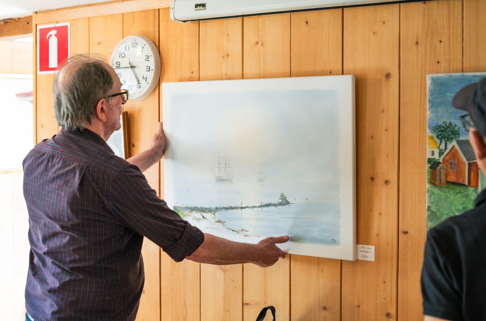 Ingvar ”Jison” Stendahl målar vid staffliet i ateljén på Skomakaregården i Allerum.