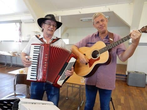 Ingvar ”Jison” Stendahl spelar dragspel.
