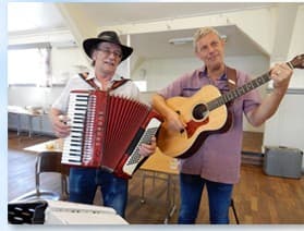 Ingvar spelar dragspel tillsammans med Bengt på gitarr.