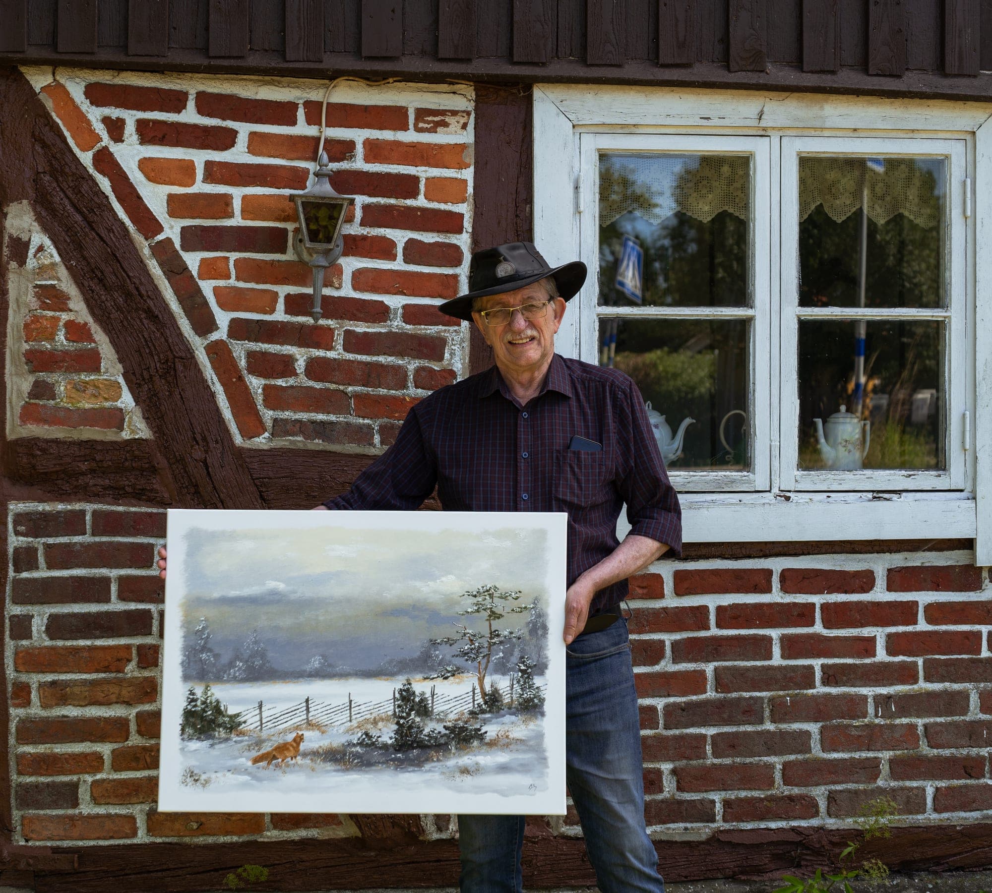 Ingvar ”Jison” Stendahl med en av sina målningar på Skomakaregården.