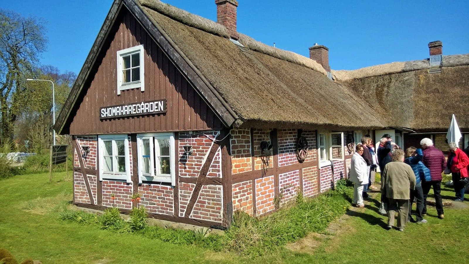 Skomakaregården i Allerum, ett korsvirkeshus med halmtak — Ingvar Stendahls galleri och ateljé.